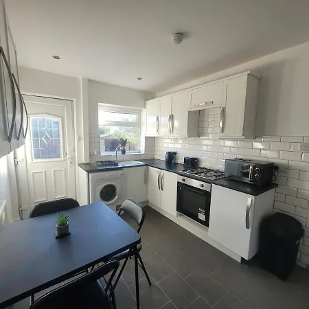 Contractor Friendly Spacious 3 Bed With Private Parking Leeds