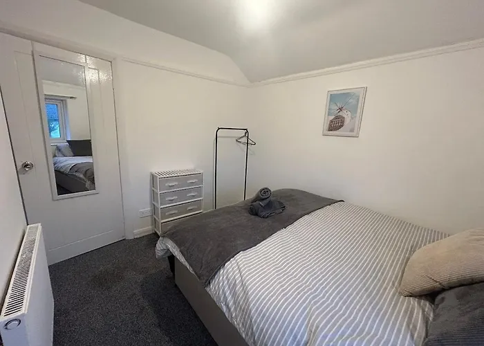 Contractor Friendly Spacious 3 Bed With Private Parking