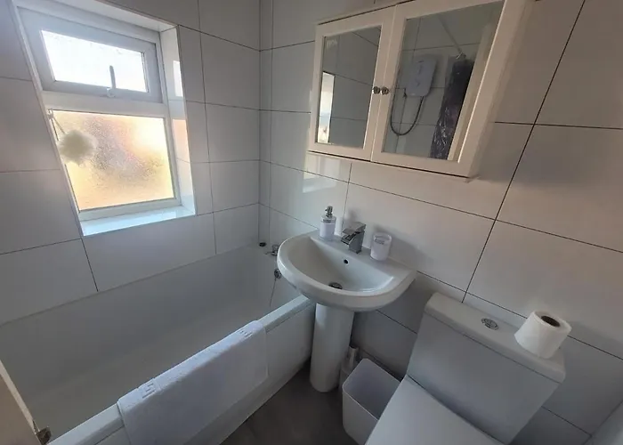 Contractor Friendly Spacious 3 Bed With Private Parking