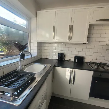 Contractor Friendly Spacious 3 Bed With Private Parking