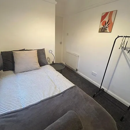 Contractor Friendly Spacious 3 Bed With Private Parking