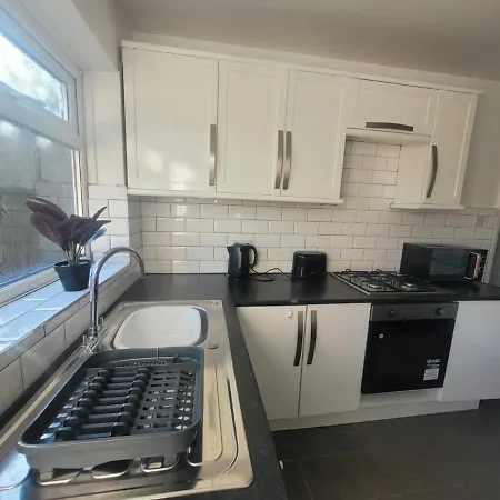 아파트 Contractor Friendly Spacious 3 Bed With Private Parking 리즈