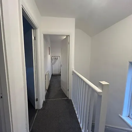 Contractor Friendly Spacious 3 Bed With Private Parking Leeds (West Yorkshire)