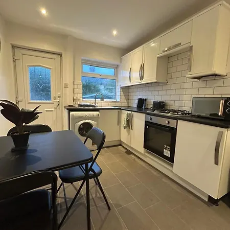 Contractor Friendly Spacious 3 Bed With Private Parking 아파트