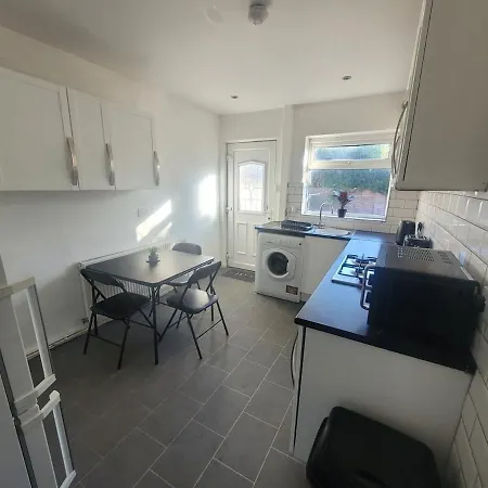 아파트 Contractor Friendly Spacious 3 Bed With Private Parking *