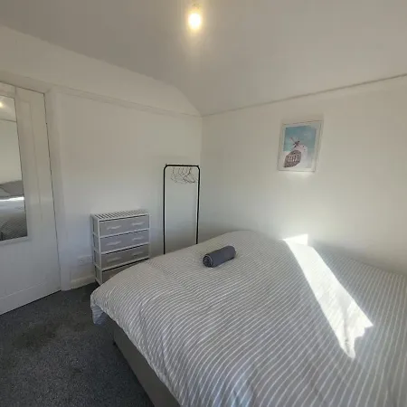 Contractor Friendly Spacious 3 Bed With Private Parking