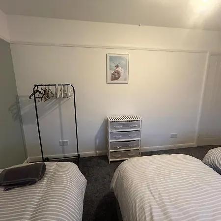 Contractor Friendly Spacious 3 Bed With Private Parking 리즈
