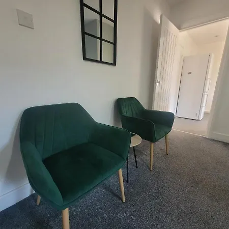 Contractor Friendly Spacious 3 Bed With Private Parking