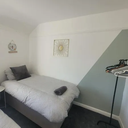 Contractor Friendly Spacious 3 Bed With Private Parking 리즈