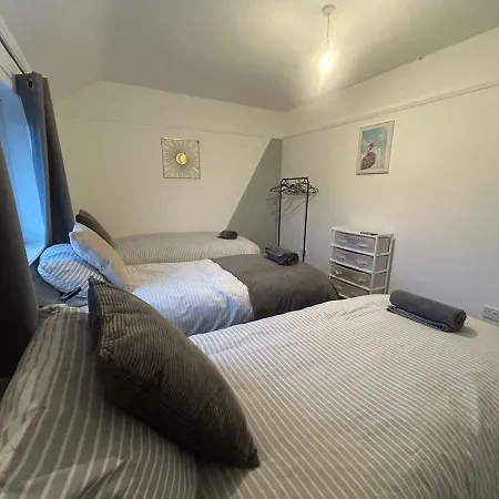 Contractor Friendly Spacious 3 Bed With Private Parking 아파트 *