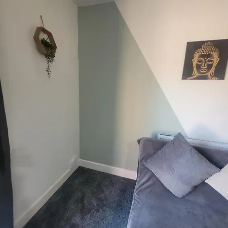 Contractor Friendly Spacious 3 Bed With Private Parking Leeds (West Yorkshire)