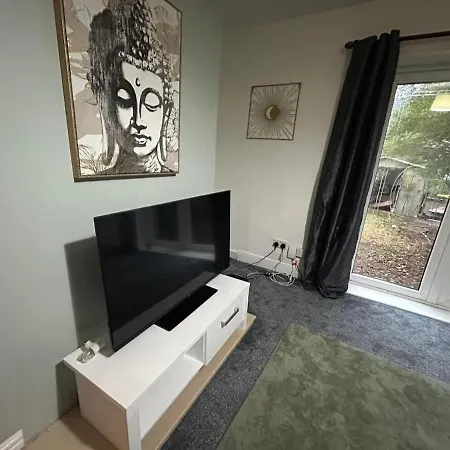 Contractor Friendly Spacious 3 Bed With Private Parking 아파트 *
