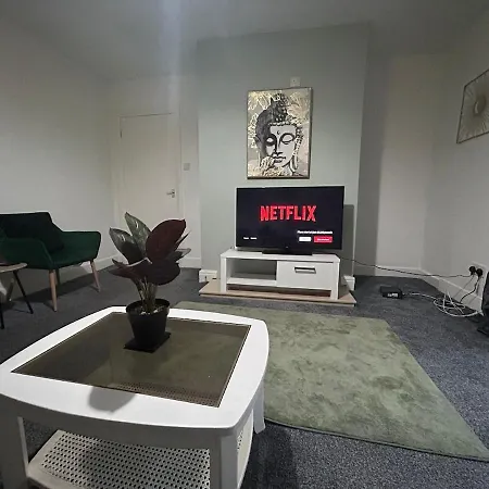 Contractor Friendly Spacious 3 Bed With Private Parking 리즈