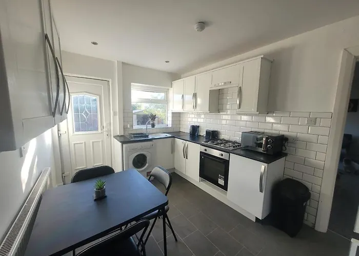 Contractor Friendly Spacious 3 Bed With Private Parking Leeds (West Yorkshire)