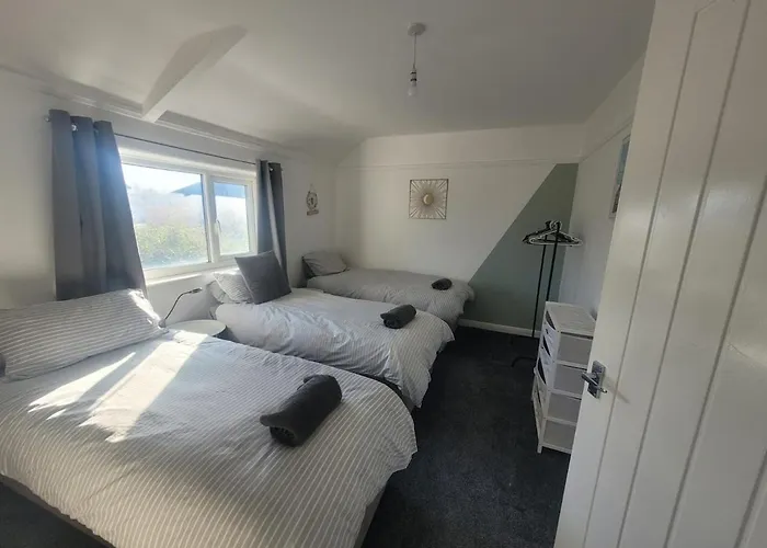 Contractor Friendly Spacious 3 Bed With Private Parking Apartment Leeds (West Yorkshire)