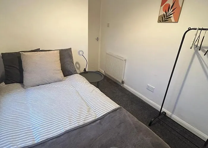 Contractor Friendly Spacious 3 Bed With Private Parking