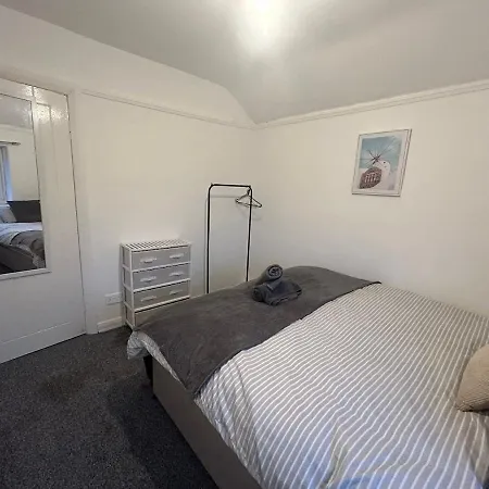 Contractor Friendly Spacious 3 Bed With Private Parking