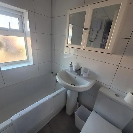 Contractor Friendly Spacious 3 Bed With Private Parking