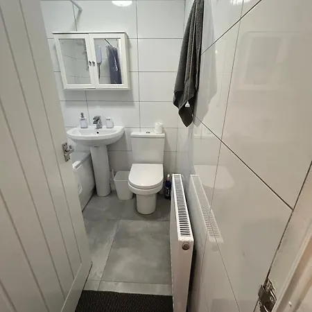 Contractor Friendly Spacious 3 Bed With Private Parking דירה *