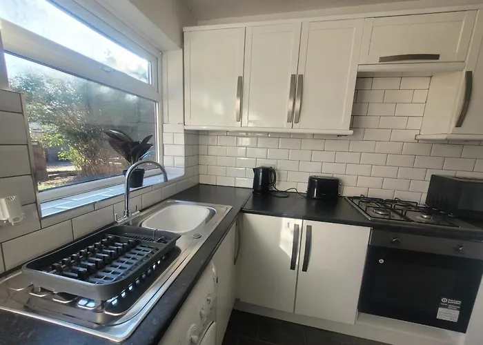 Contractor Friendly Spacious 3 Bed With Private Parking