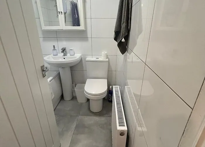 Contractor Friendly Spacious 3 Bed With Private Parking דירה *